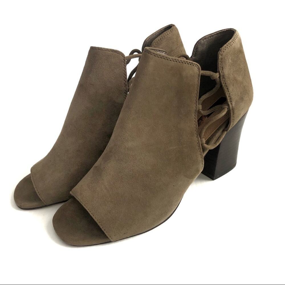 New! Tahari peep toe block heel bootie NWOT